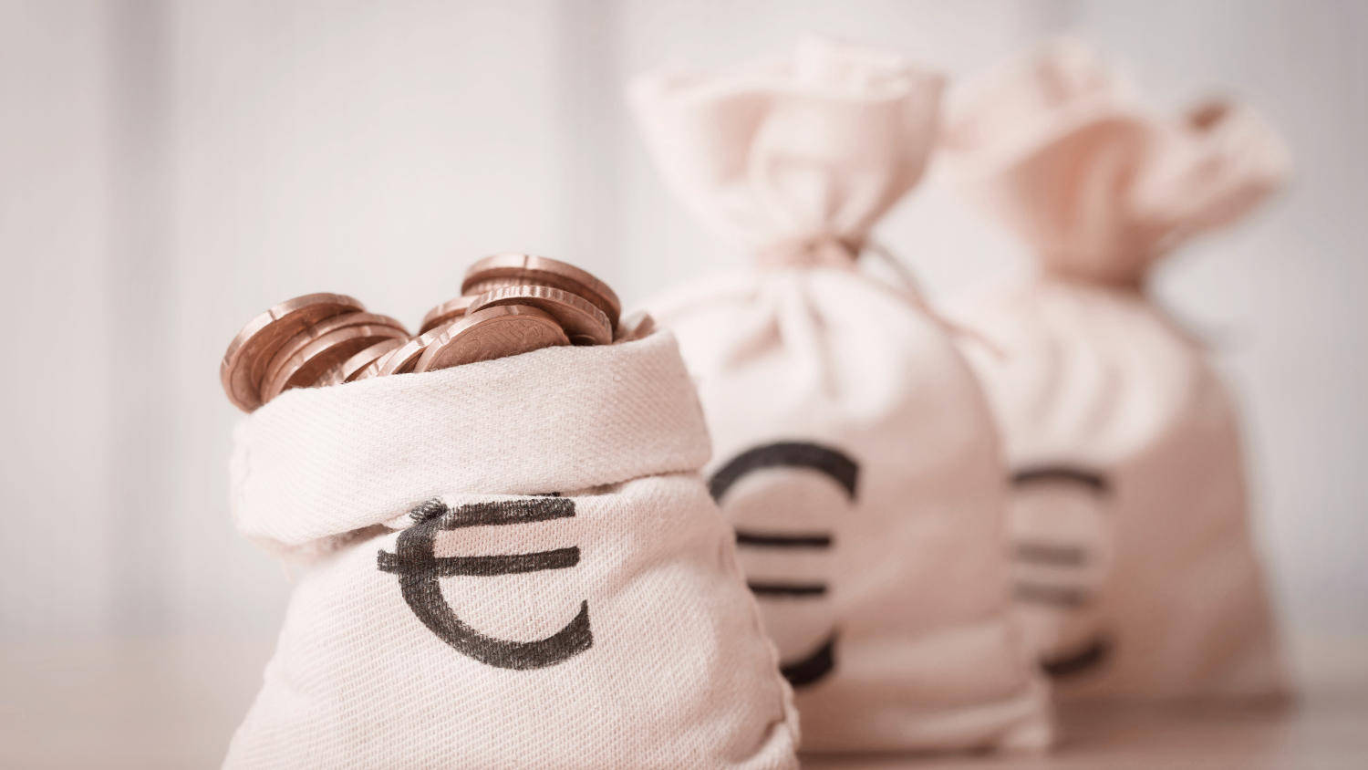 Trzy worki wypełnione euro symbolizujące ulgi podatkowe dla przedsiębiorców w Holandii,