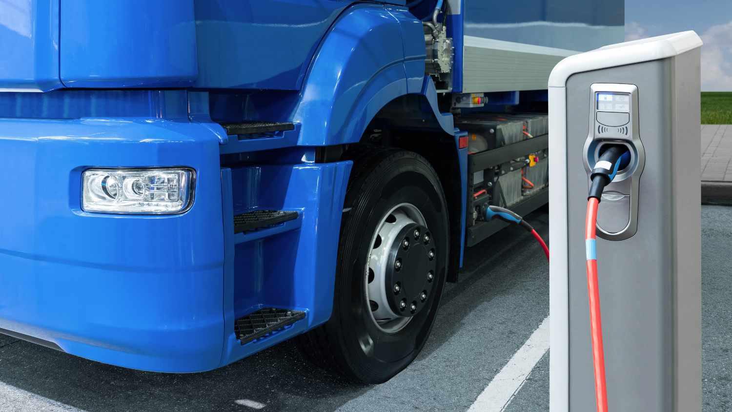Ciężarówka elektryczna podczas ładowania, która będzie mogła wjechać do stref zeroemisyjnych w Holandii od 2025 roku.