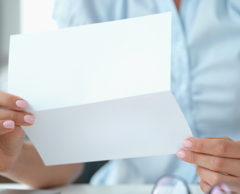Kobieta otwiera list voorlopige aanslag i zastanawia się, co to jest.