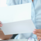 Kobieta otwiera list voorlopige aanslag i zastanawia się, co to jest.