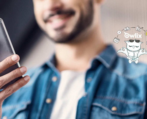 Uśmiechnięty mężczyzna ze smartfonem prowadzi swoją firmę bez chaosu dzięki księgowości online w Holandii i nowoczesnej aplikacji Owlix.