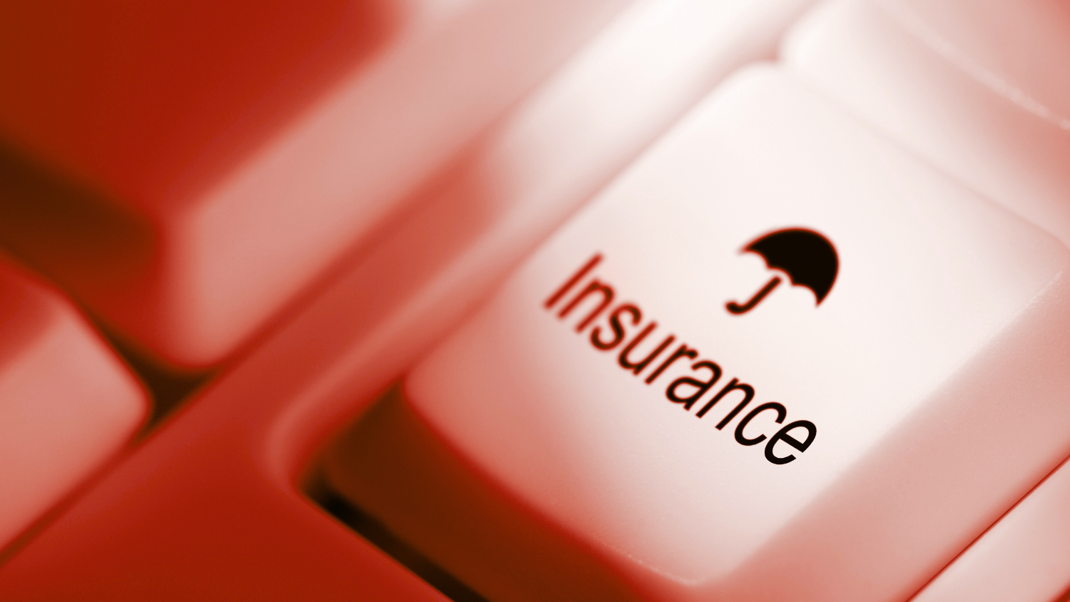 Przycisk na klawiaturze z napisem Insurance symbolizujący obowiązkowe ubezpieczenie AOV dla przedsiębiorców w Holandii od 2027 r.